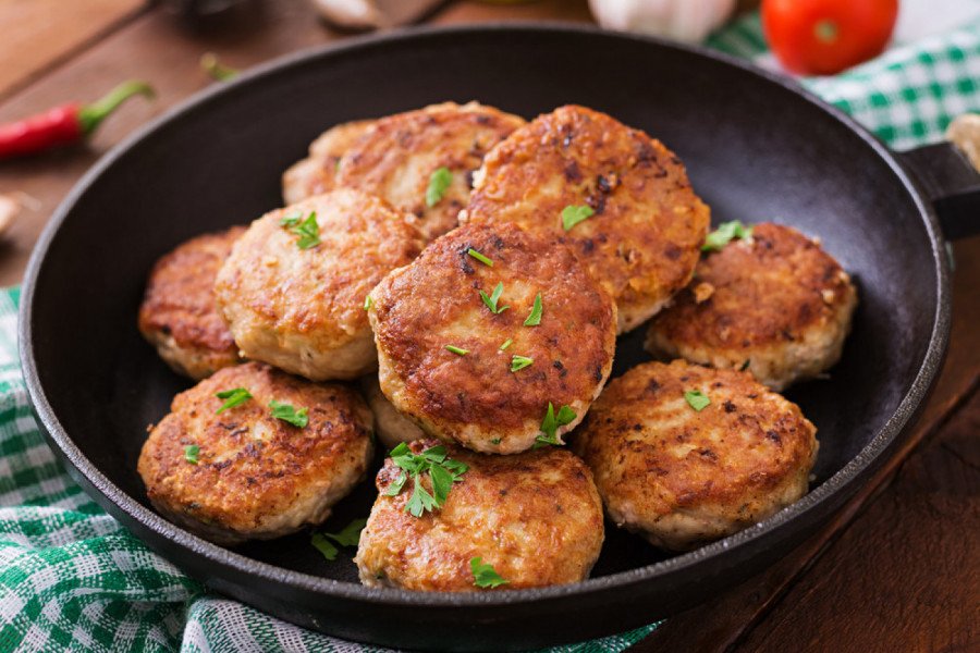 FAŠIRANE ŠNICLE kao iz bakine kuhinje: Uz ovaj recept biće sočne iznutra, a spolja savršeno rumene - u ovome je tajna!
