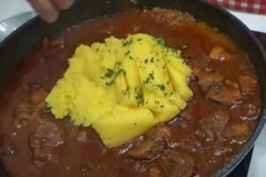 Gulaš nikada ne kuvajte sa vodom: Kuvari dolivaju ovaj sastojak – meso bude mekano, a saft gust i ukusan!