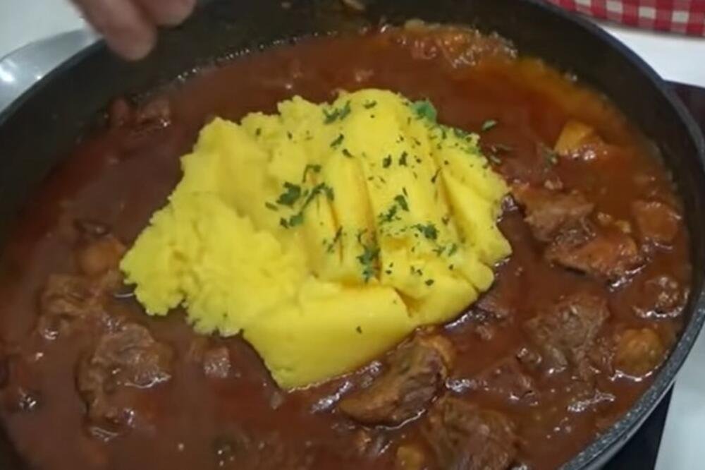 Gulaš nikada ne kuvajte sa vodom: Kuvari dolivaju ovaj sastojak – meso bude mekano, a saft gust i ukusan!