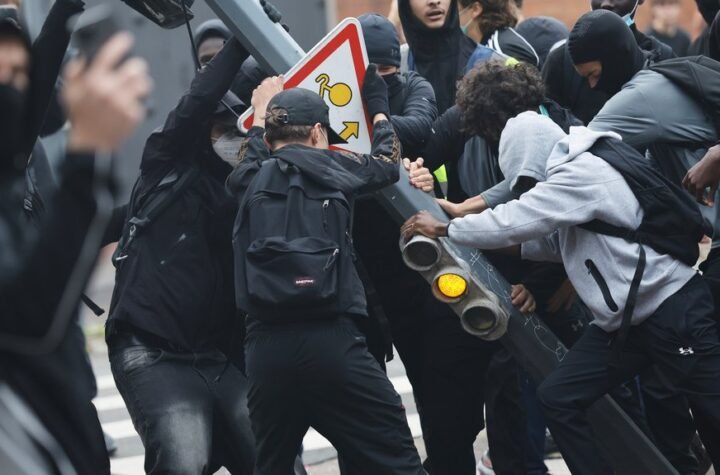 HAOS U FRANCUSKOJ! Policija satire blokadere: U Briselu zavladao muk, a Srbiji su dve godine držali lekcije o demokratiji