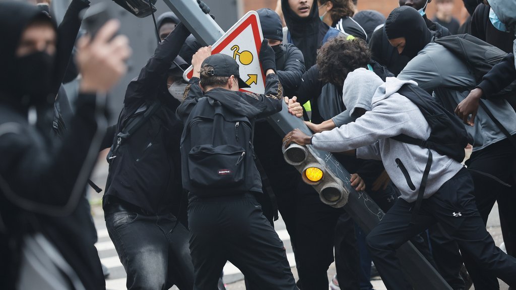 HAOS U FRANCUSKOJ! Policija satire blokadere: U Briselu zavladao muk, a Srbiji su dve godine držali lekcije o demokratiji