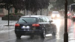 Haos na ulicama Čačka: Voda se izlila na kolovoze, vozači jedva prolaze