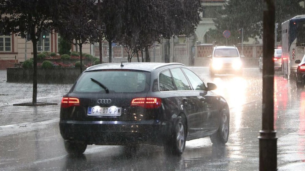 Haos na ulicama Čačka: Voda se izlila na kolovoze, vozači jedva prolaze