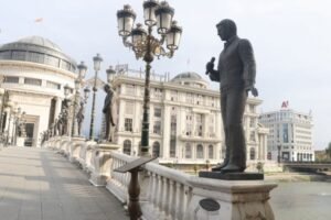 Skulptura Tošeta Proeskog na Mostu umetnosti