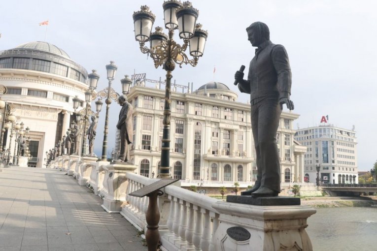 Skulptura Tošeta Proeskog na Mostu umetnosti