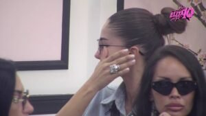 Ljudi ne mogu da razumeju tvoju tugu! Janjuš rasplakao Anđelu, poistovetio njen život sa njegovim, pa istakao: Ne mogu da budem grub prema tebi... (VI