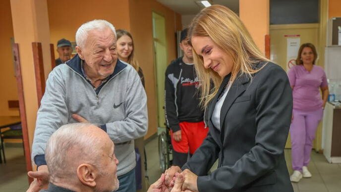 Ministarka Stamenkovski posetila Dom za stare u Užicu: Za novo vozilo 2 miliona dinara, radiće se i na povećanju broja zaposlenih