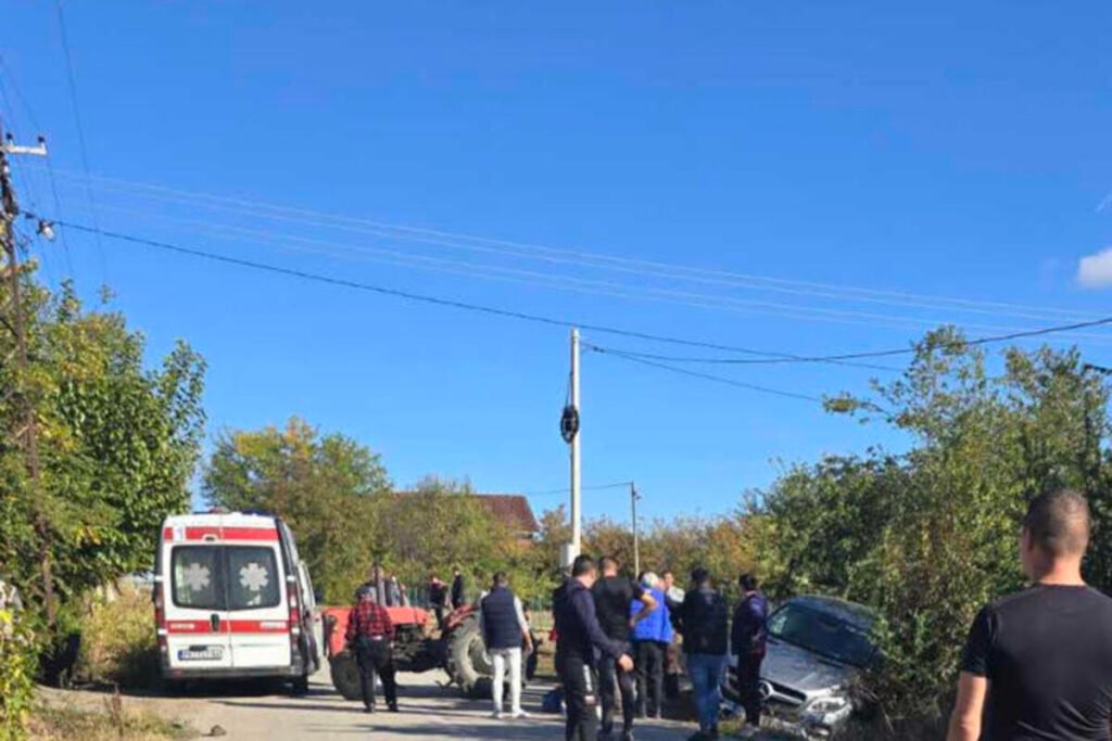 Nesreća kod Žitorađe: Sudarili se automobil i traktor, vatrogasci izvlače muškarca koji je ostao ispod vozila!