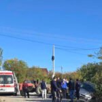 Nesreća kod Žitorađe: Sudarili se automobil i traktor, vatrogasci izvlače muškarca koji je ostao ispod vozila!
