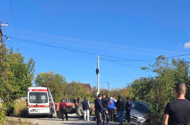 Nesreća kod Žitorađe: Sudarili se automobil i traktor, vatrogasci izvlače muškarca koji je ostao ispod vozila!