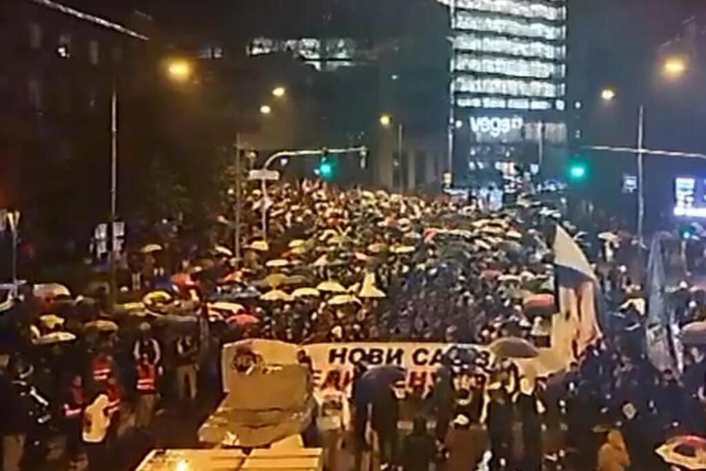 Ogroman broj Novosađana izašao na ulice: Ni kiša ih ne sprečava da daju podršku "Ujedinjenoj Srbiji"