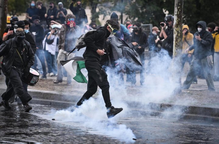 Paklena subota u Francuskoj: Tokom protesta širom zemlje incidenti i sukobi, privedeno skoro 1.000 demonstranata