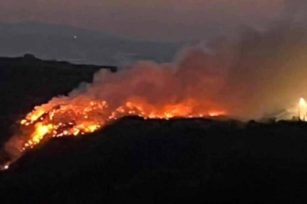 Požar u okolini Mladenovca: Gori deponija, dim prekrio nekoliko sela! (FOTO)