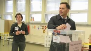 SKANDAL! ČLAN BIRAČKOG ODBORA KRŠI ZAKON NA GLASAČKOM MESTU: Dok je Mali ubacivao listić u kutiju on mu iza leđa agitovao za svoju opciju