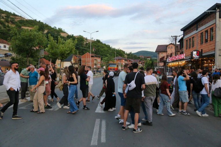 SKANDALČINA EPSKIH RAZMERA: BODU SE ŠPRICEVIMA, PA NOŽEVIMA U LEĐA! Blokaderi u Novom Pazaru se međusobno ucenjuju snimcima drogiranja!