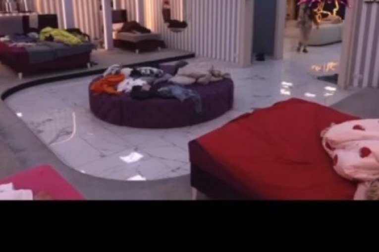 STIGLA HITNA POMOĆ! Opšta panika zbog STANJA Anđele Đuričić nakon operacije, FANOVI ZABRINUTI! (GALERIJA)