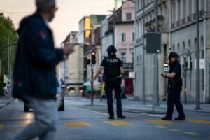 Srbin i saradnik bežali od policije, bacali pare kroz prozor
