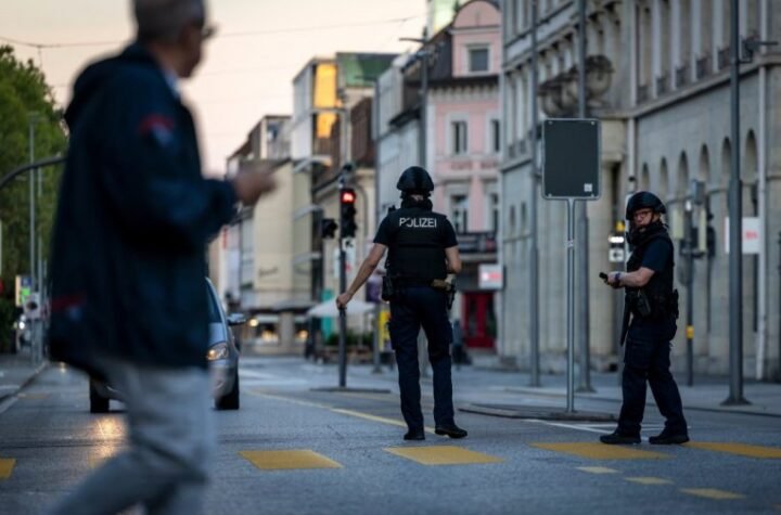 Srbin i saradnik bežali od policije, bacali pare kroz prozor