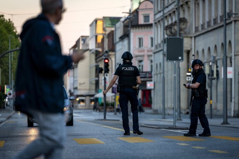 Srbin i saradnik bežali od policije, bacali pare kroz prozor