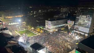 TAKO TO RADI UJEDINJENA SRBIJA! Pogledajte veličanstven prizor skupa u centru Niša iz drona - SRBIJA JE STENA, NIKADA JE POKORITI NEĆETE (FOTO)