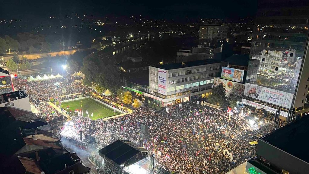 TAKO TO RADI UJEDINJENA SRBIJA! Pogledajte veličanstven prizor skupa u centru Niša iz drona - SRBIJA JE STENA, NIKADA JE POKORITI NEĆETE (FOTO)