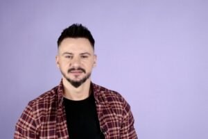 TRAŽI SE IZVINJENJE JAKOVA JOZINOVIĆA ZBOG PEVANJA TOMPSONA