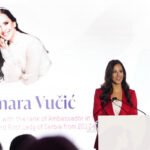 Tamara Vučić u MOĆNOM CRVENOM ODELU: Svi gledaju boju, a jedan DETALJ na sakou posebno privlači pažnju (GALERIJA)