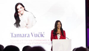 Tamara Vučić u MOĆNOM CRVENOM ODELU: Svi gledaju boju, a jedan DETALJ na sakou posebno privlači pažnju (GALERIJA)