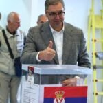 VUČIĆ GLASAO SA SUPRUGOM TAMAROM: Na biračkom mestu na Novom Beogradu čekao u redu! (GALERIJA)
