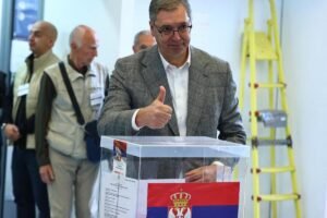VUČIĆ GLASAO SA SUPRUGOM TAMAROM: Na biračkom mestu na Novom Beogradu čekao u redu! (GALERIJA)
