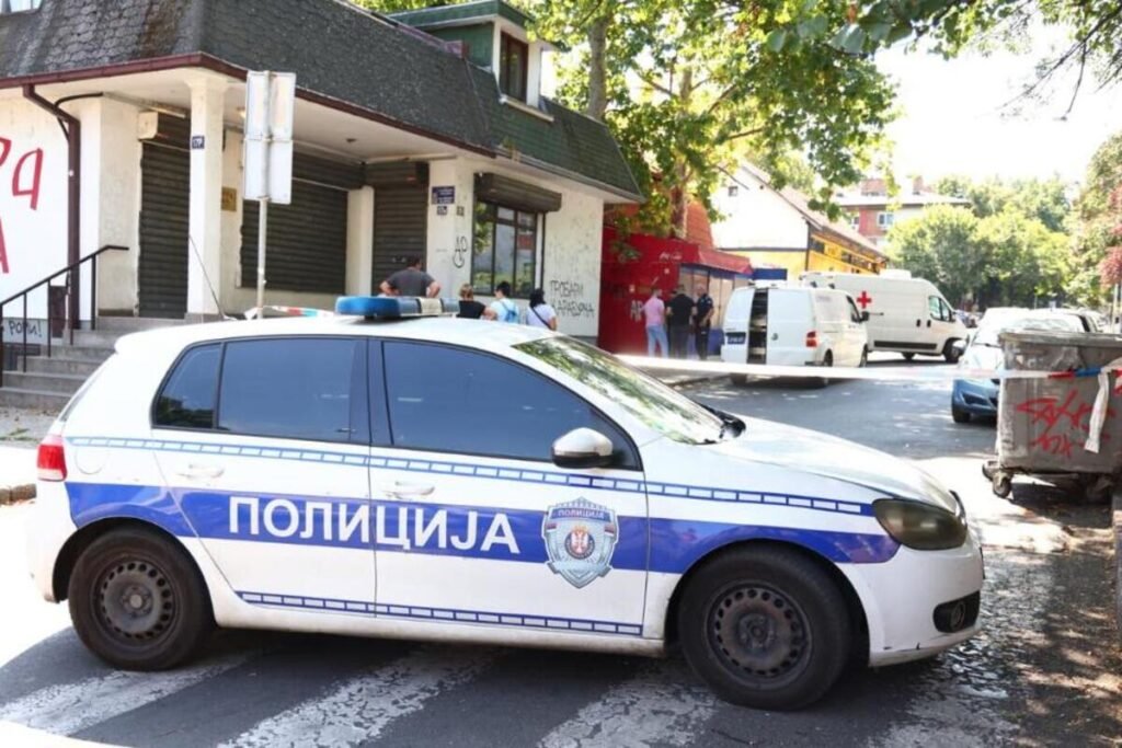 Voz udario u automobil u Loznici: Parkiran uz samu prugu, za dlaku izbegnuta tragedija